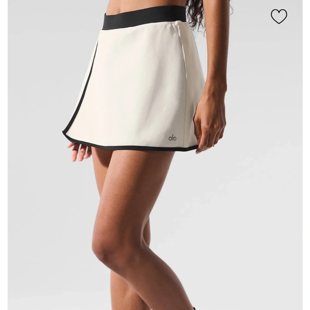 alo yoga Airbrush Streamlined Skirt Ivory/Beige